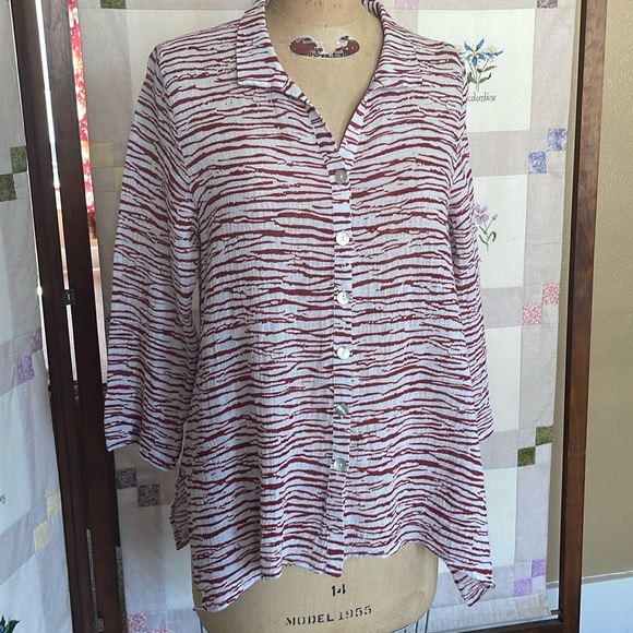 Great Cavalier by St Paul white/burgundy zebra print, long sleeve, button front, - Picture 2 of 8